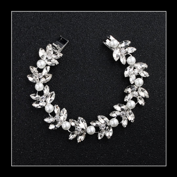 The Pearls Lucky Charm нараквица